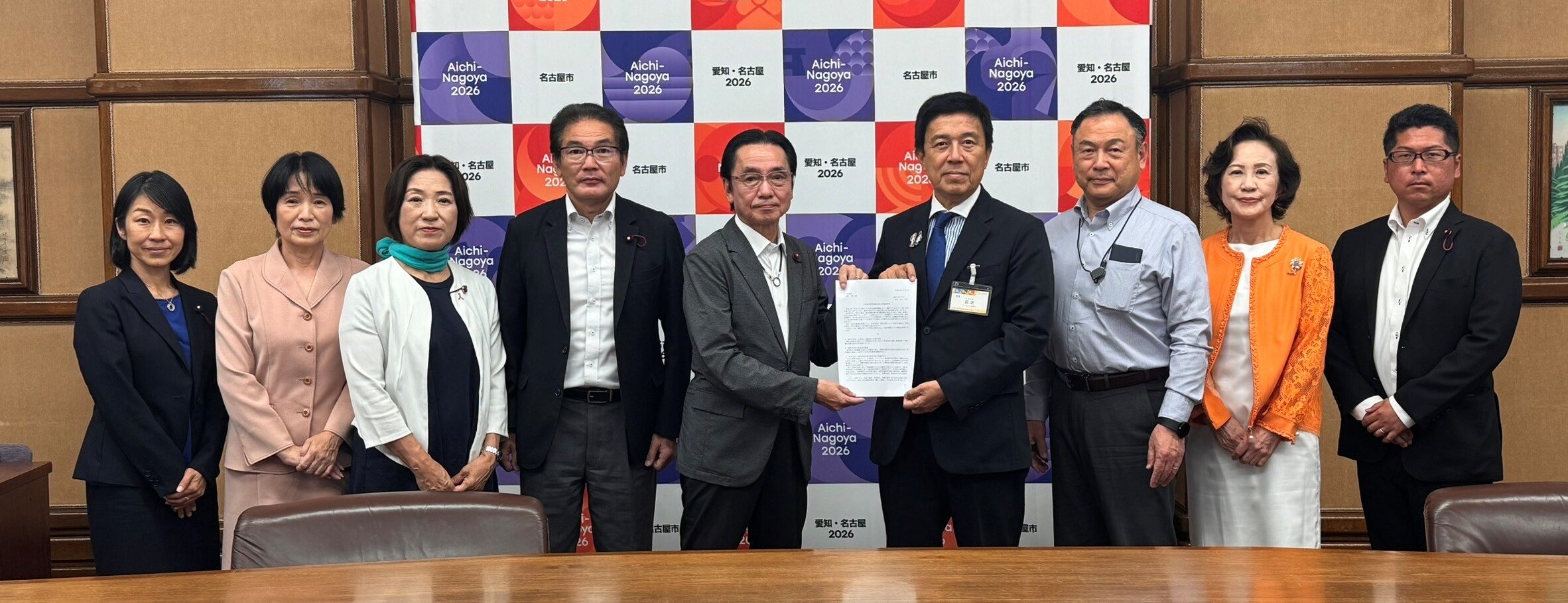 広沢市長へ緊急要望書を手渡す減税日本ナゴヤ議員